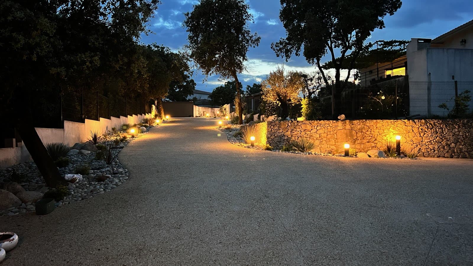 Allée et jardin éclairés à la tombée du jour